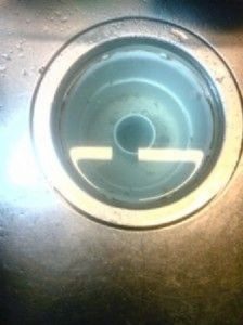 台所排水溝がつまって水が流れない