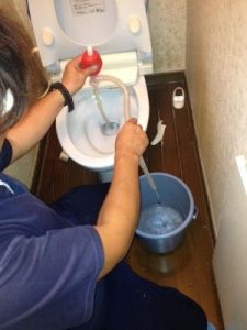 便器の水を抜く作業