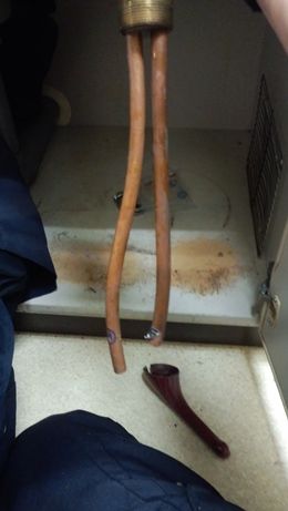 キッチン下の蛇口給水管