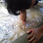 漏水箇所を手探りで探す