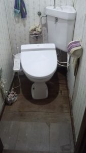 トイレの床が腐った