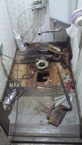 トイレの床をはがず