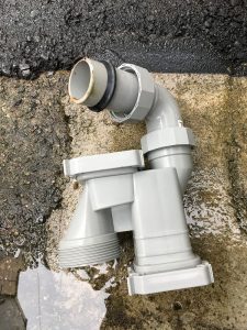 排水口を分解して掃除する作業